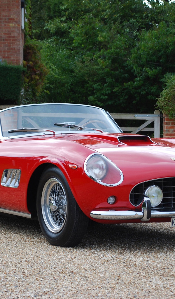 Ретро автомобиль кабриолет красного цвета Ferrari 250 Gt 