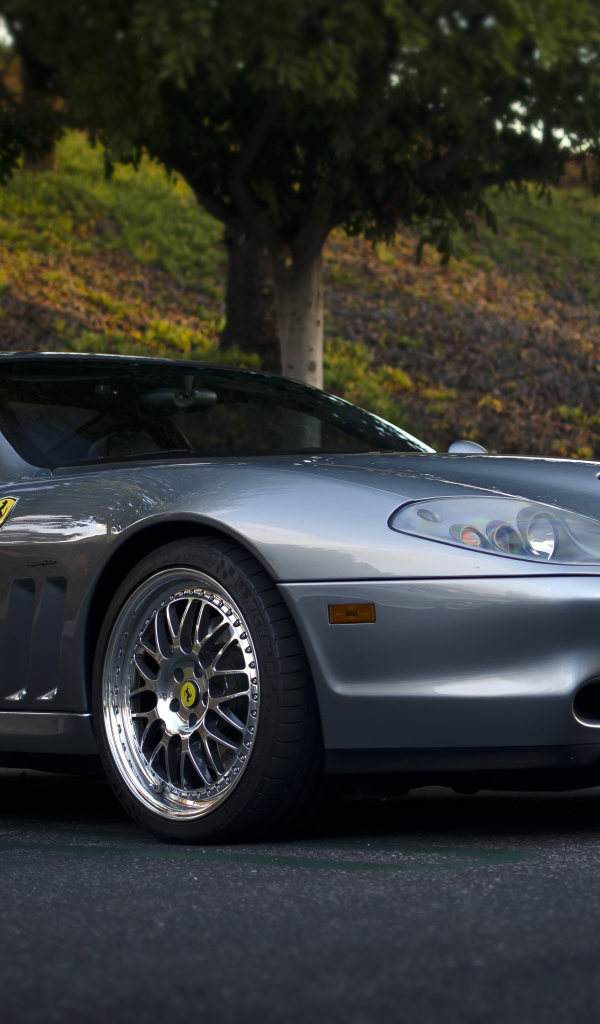 Серебристый автомобиль Ferrari 575M Maranello 