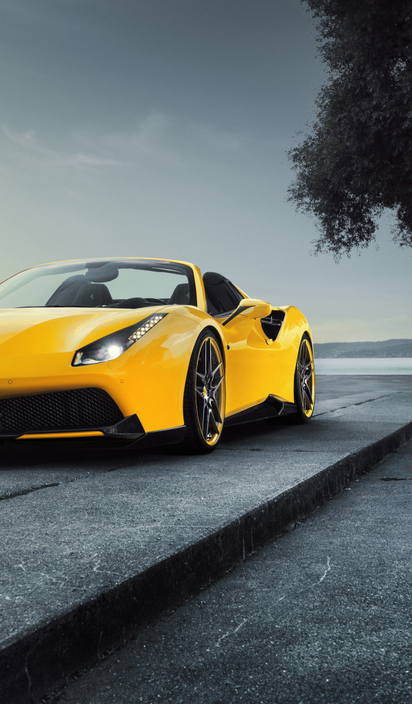 Желтый спортивный автомобиль Ferrari Spider Rosso Novitec 488 