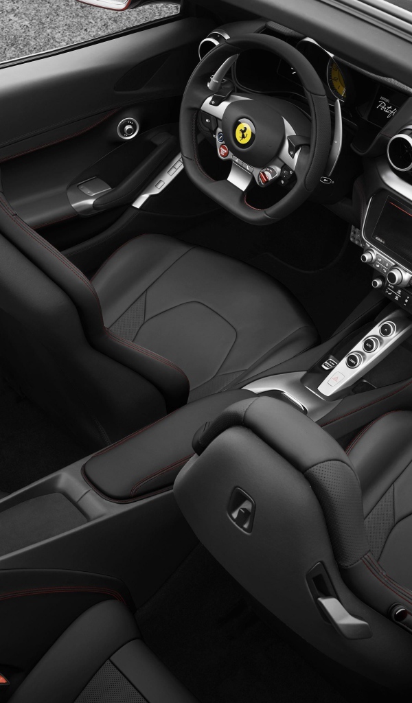 Черный кожаный салон автомобиля Ferrari Portofino, 2018