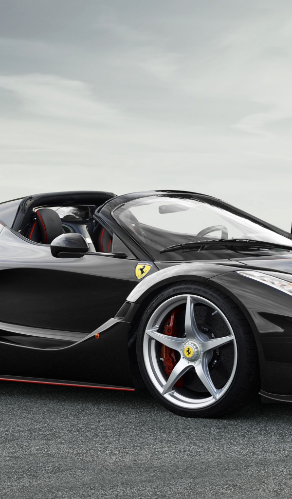Черный спортивный автомобиль Ferrari LaFerrari Aperta