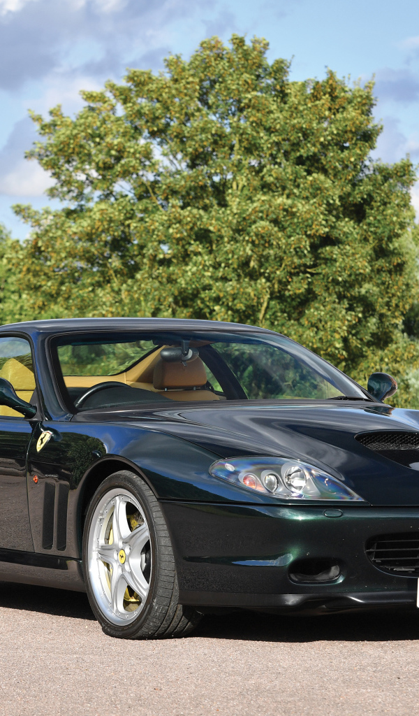 Быстрый черный автомобиль Ferrari 575M Maranello 