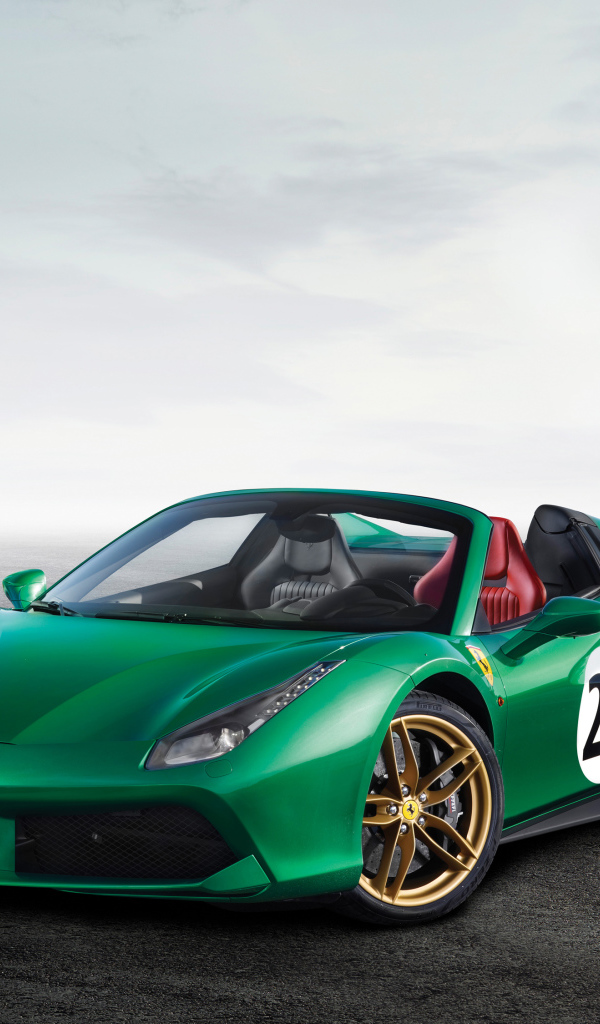 Зеленый спортивный автомобиль Ferrari 488 Spider, 2017