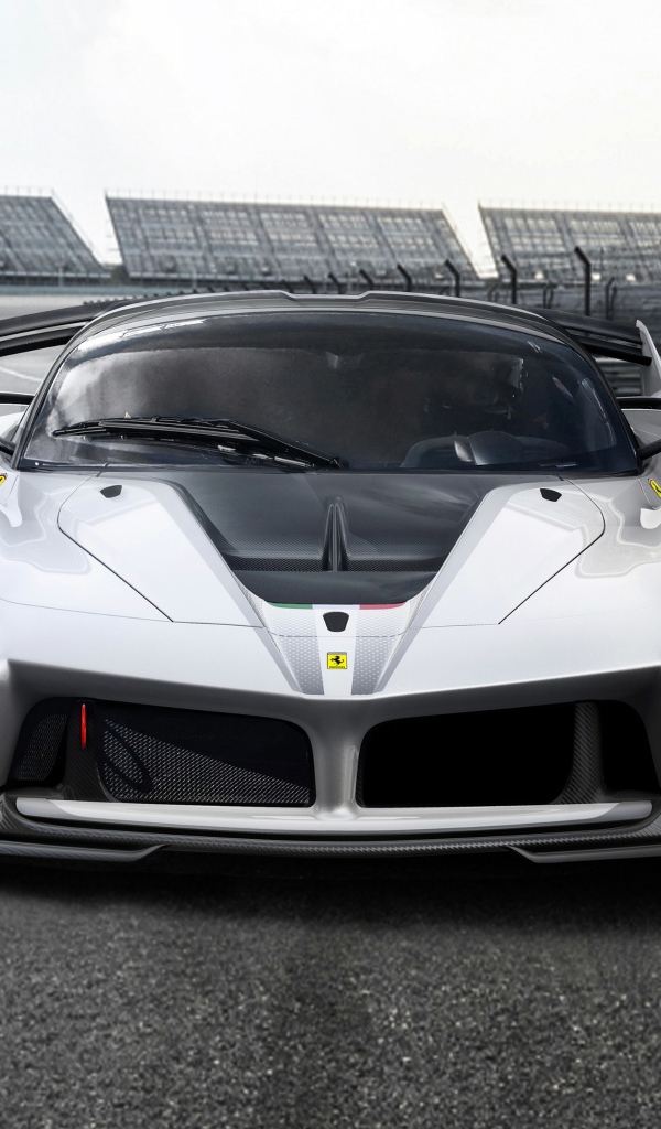 Гоночный автомобиль  Ferrari FXX-K Evo, 2018 на трассе