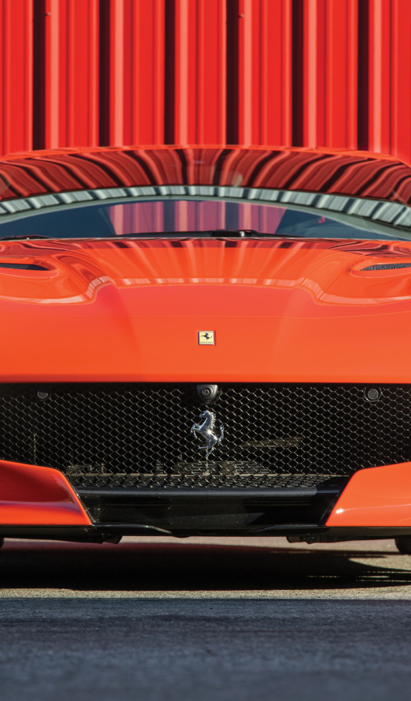 Красный блестящий автомобиль  Ferrari F12tdf