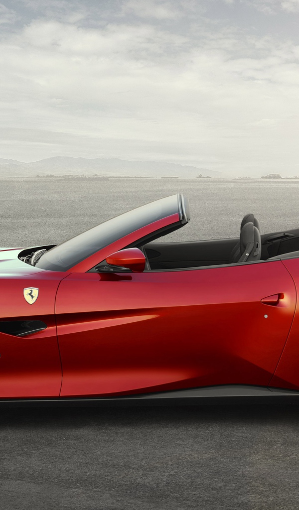 Красный спортивный автомобиль Ferrari Portofino, 2018