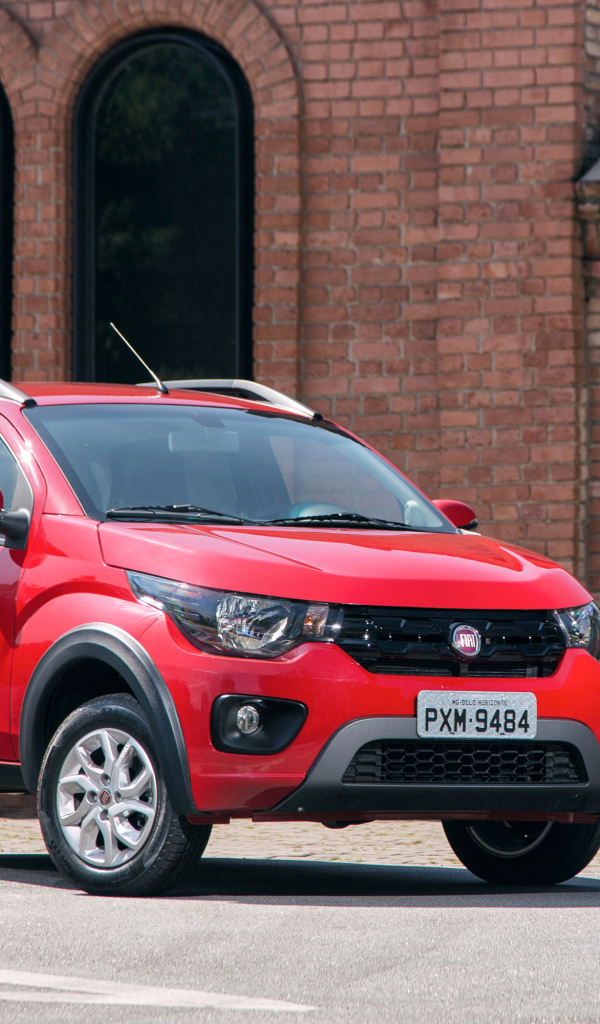 Красный автомобиль Fiat Mobi Way у здания