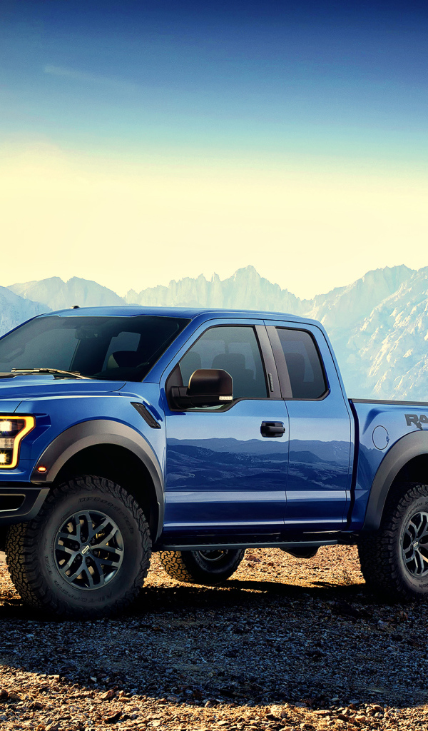 Синий пикап  Ford F-150 Raptor, 2017 на фоне гор 