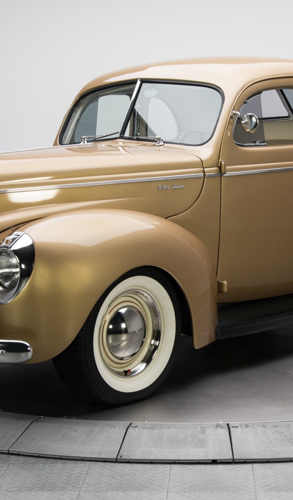 Коричневый ретро автомобиль Ford V8 Deluxe Coupe 1940