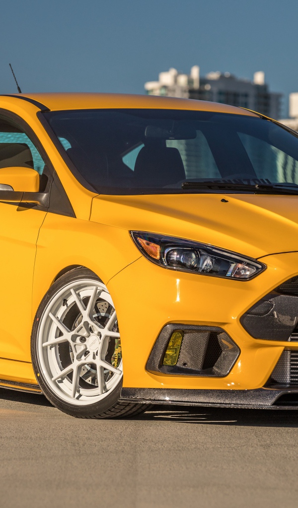 Оранжевый автомобиль Ford Focus RS