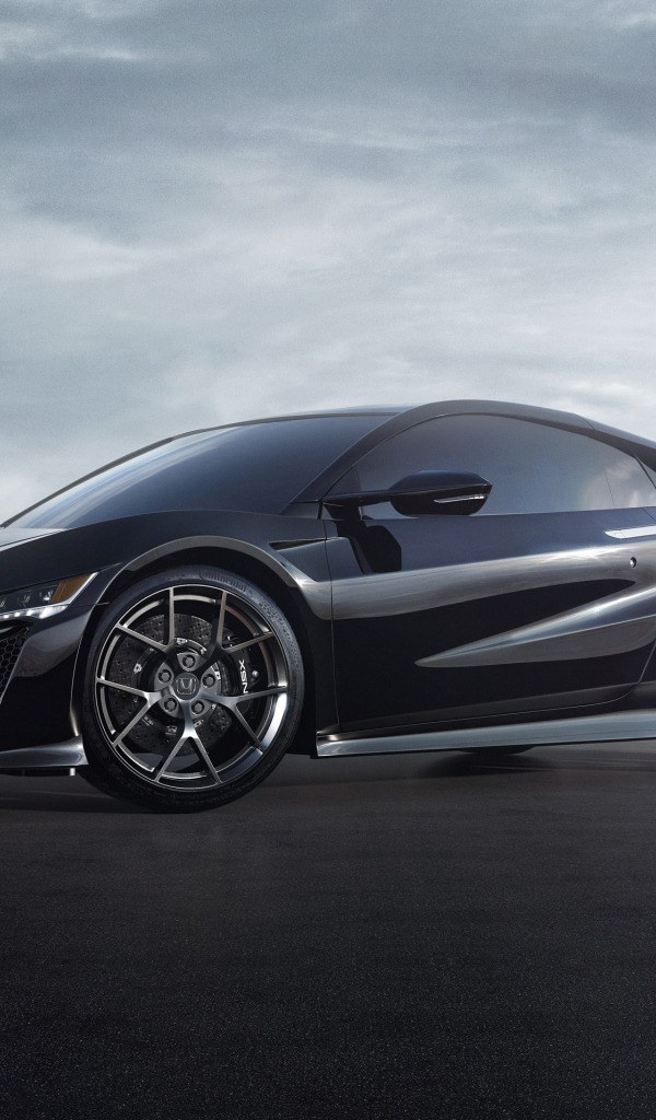 Черный спортивный автомобиль Honda NSX под пасмурным небом