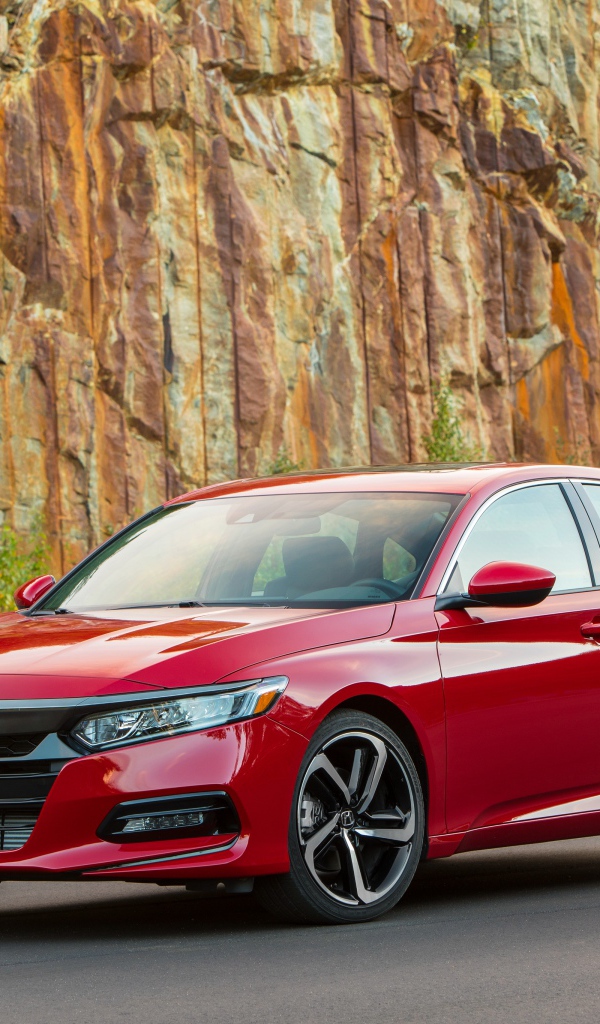 Компактный красный автомобиль Honda Accord