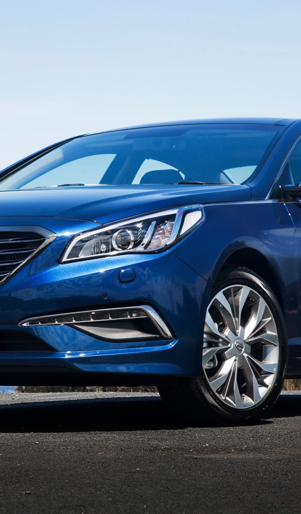 Синий автомобиль Hyundai Sonata на дороге 