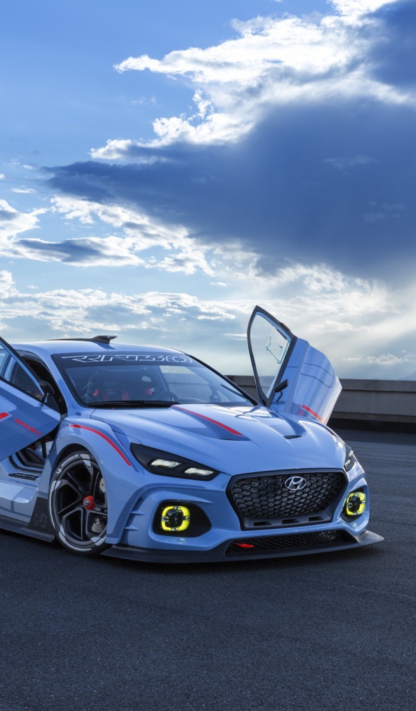 Автомобиль Hyundai RN30 с открытыми дверями на фоне неба 