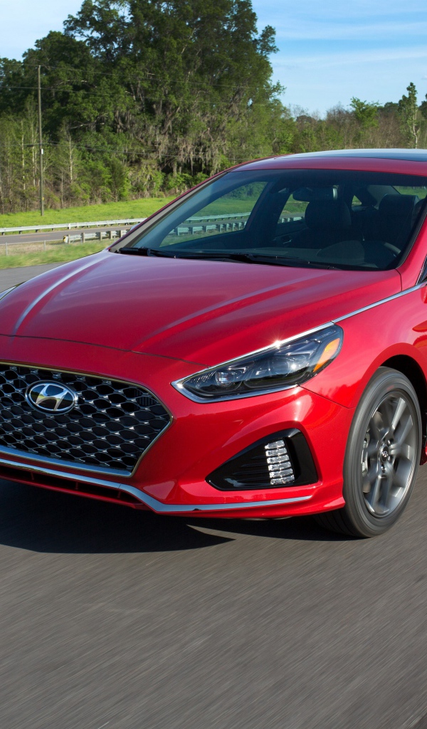 Красный автомобиль Hyundai Sonata Sport, 2018 на трассе 