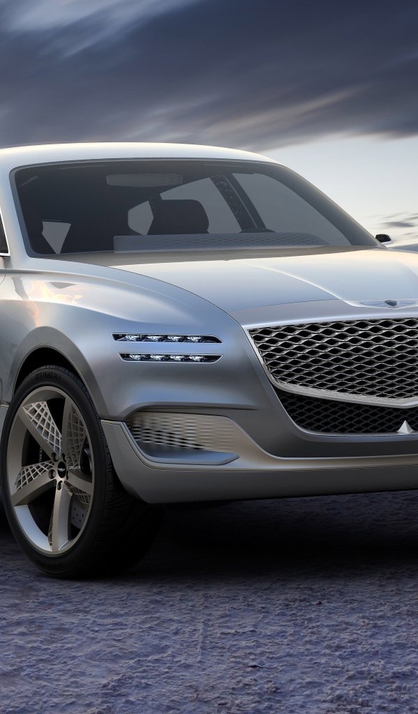 Серебристый автомобиль Hyundai Genesis GV80 