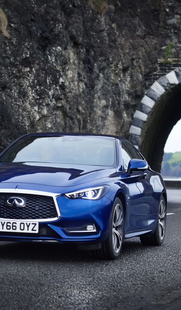Синий автомобиль Infiniti Q60 выезжает из тоннеля 