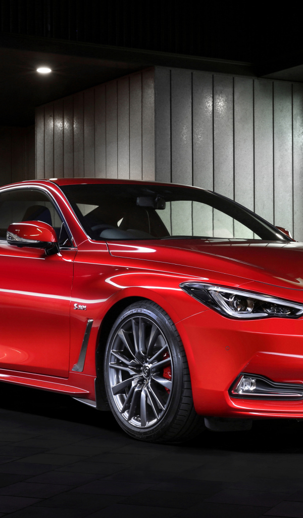 Красный автомобиль Infiniti Q60 на стоянке 