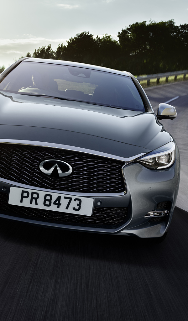 Серебристый автомобиль Infiniti Q30 на трассе