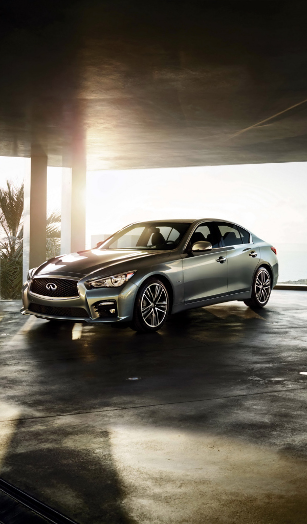 Серебристый автомобиль Infiniti Q50 в лучах солнца 