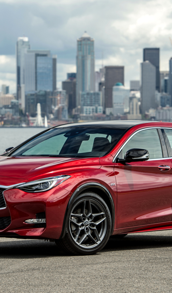 Бордовый автомобиль Infiniti QX30S 2.0t, 2017 на фоне города 