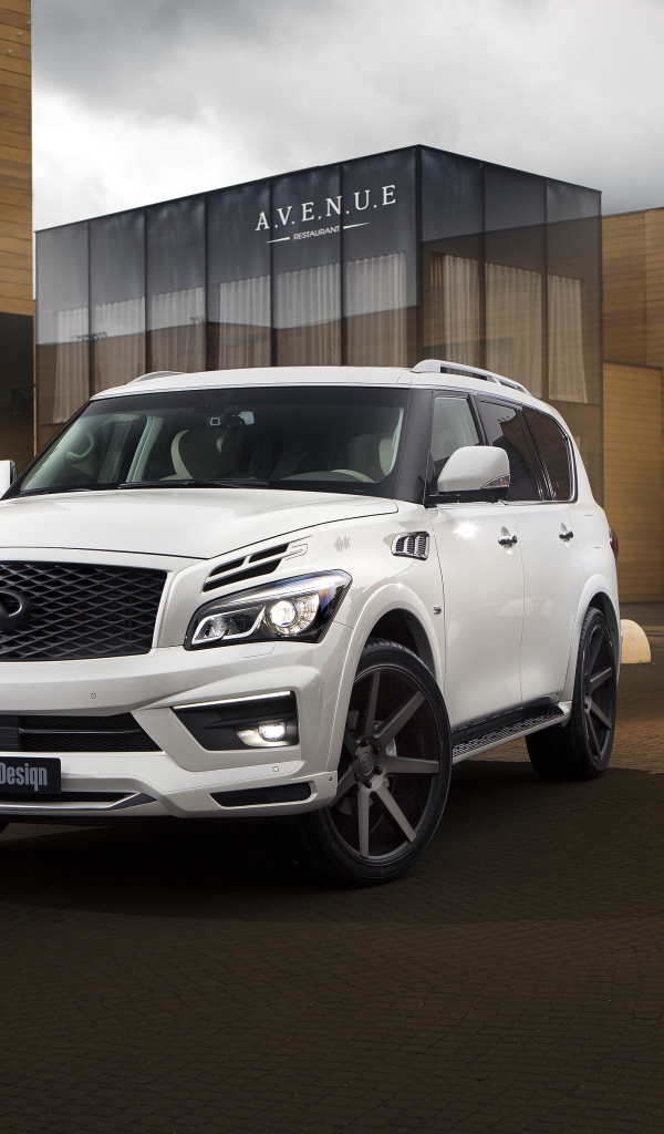 Белый стильный автомобиль  Infiniti QX80