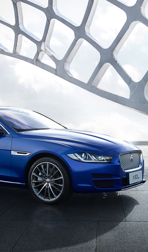 Синий автомобиль Jaguar XEL, 2018