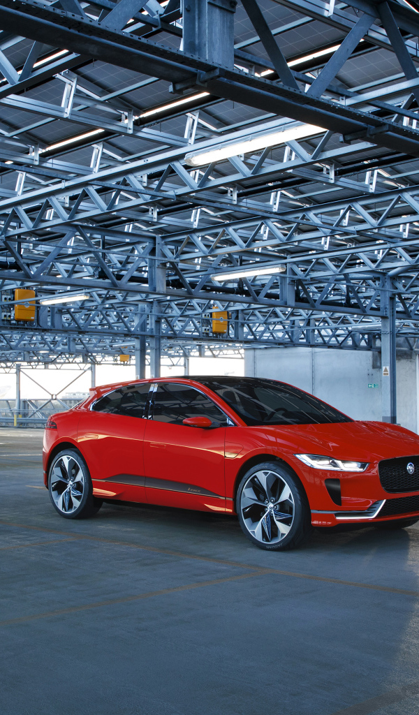 Красный автомобиль Jaguar I-Pace на стоянке 