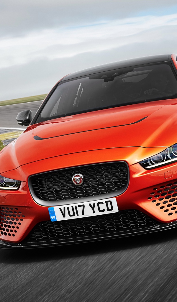 Красный спортивный автомобиль  Jaguar XE SV Project, 2018 на трассе