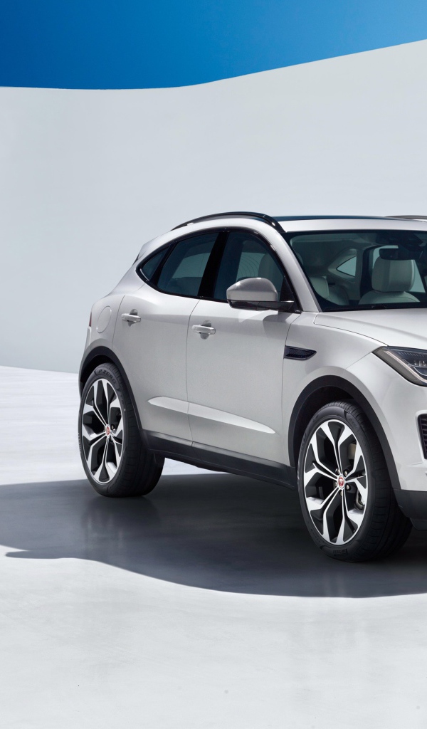 Серебристый автомобиль Jaguar E-Pace, 2018