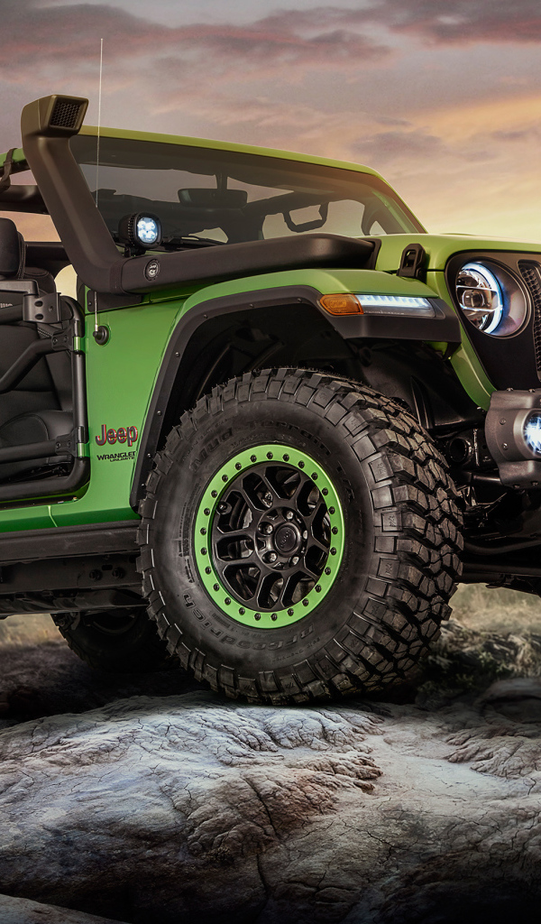 Автомобиль Jeep Wrangler Unlimited Rubicon Moparized, 2018 едет по камням