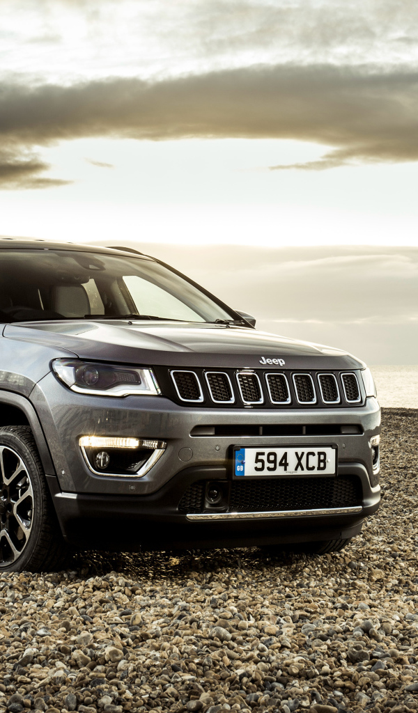 Внедорожник Jeep Compass Limited, 2018 на фоне неба
