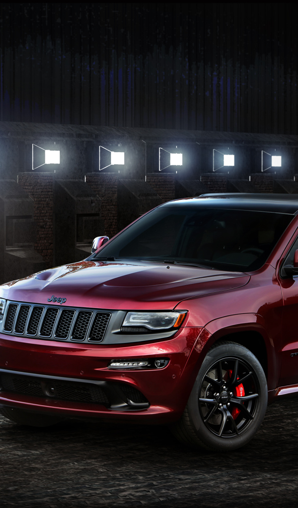 Красный автомобиль Jeep Grand Cherokee