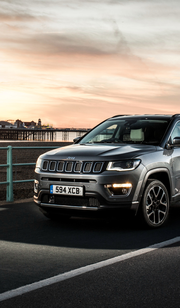 Серебристый внедорожник Jeep Compass Limited, 2018 на фоне горизонта