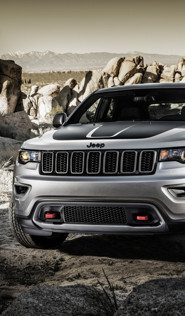 Серебристый внедорожник  Jeep Grand Cherokee