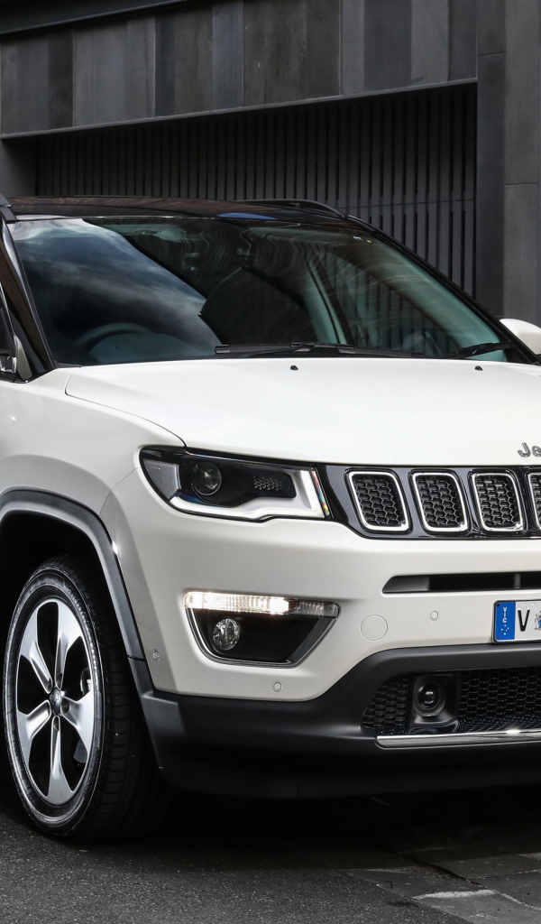 Белый автомобиль внедорожник  Jeep Compass Limited, 2018