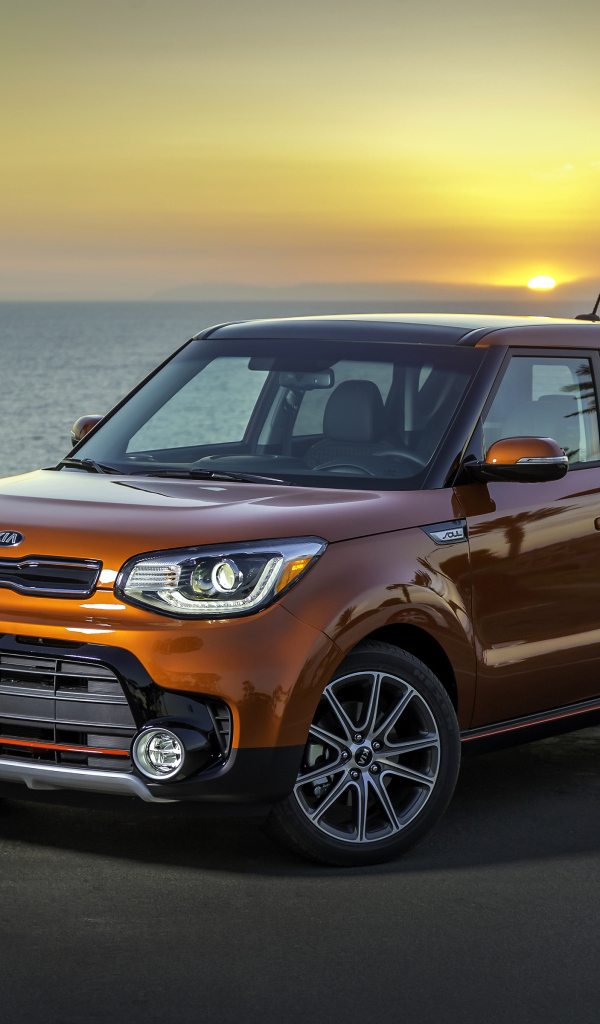 Оранжевый автомобиль KIA  Soul Turbo, 2017 