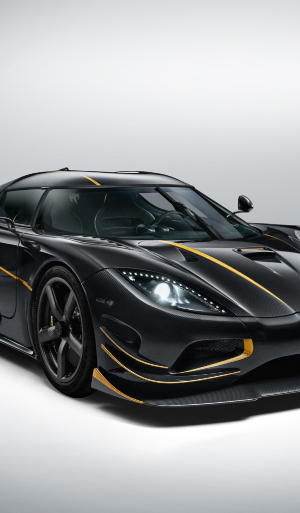 Черный спорткар  Koenigsegg Agera RS Gryphon на сером фоне 