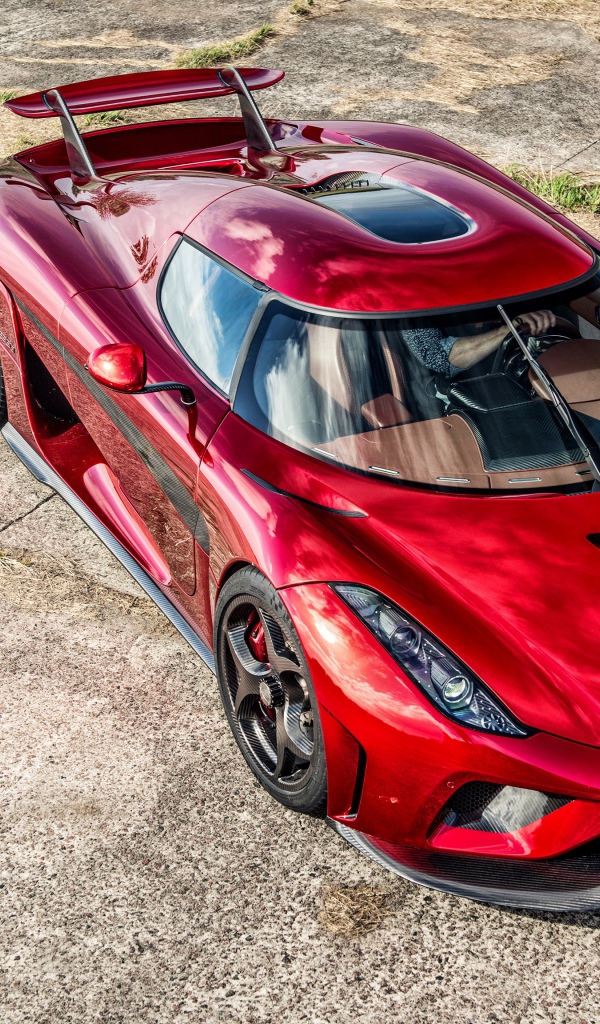 Красный спортивный автомобиль Koenigsegg Regera вид сверху