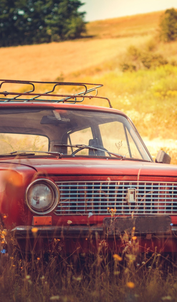 Красный российский автомобиль  Lada 2101