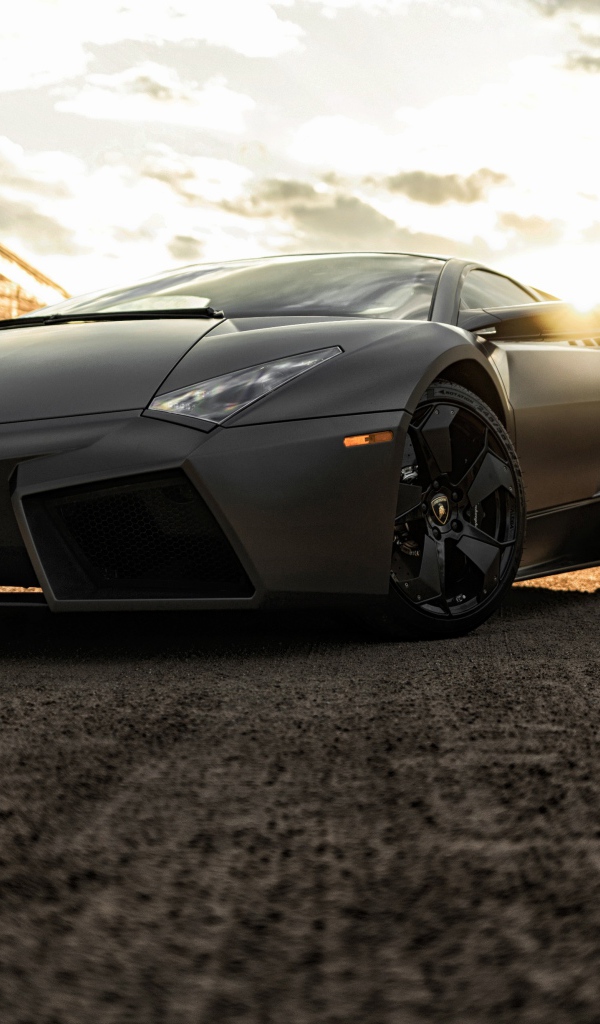 Черный быстрый автомобиль Lamborghini Reventon