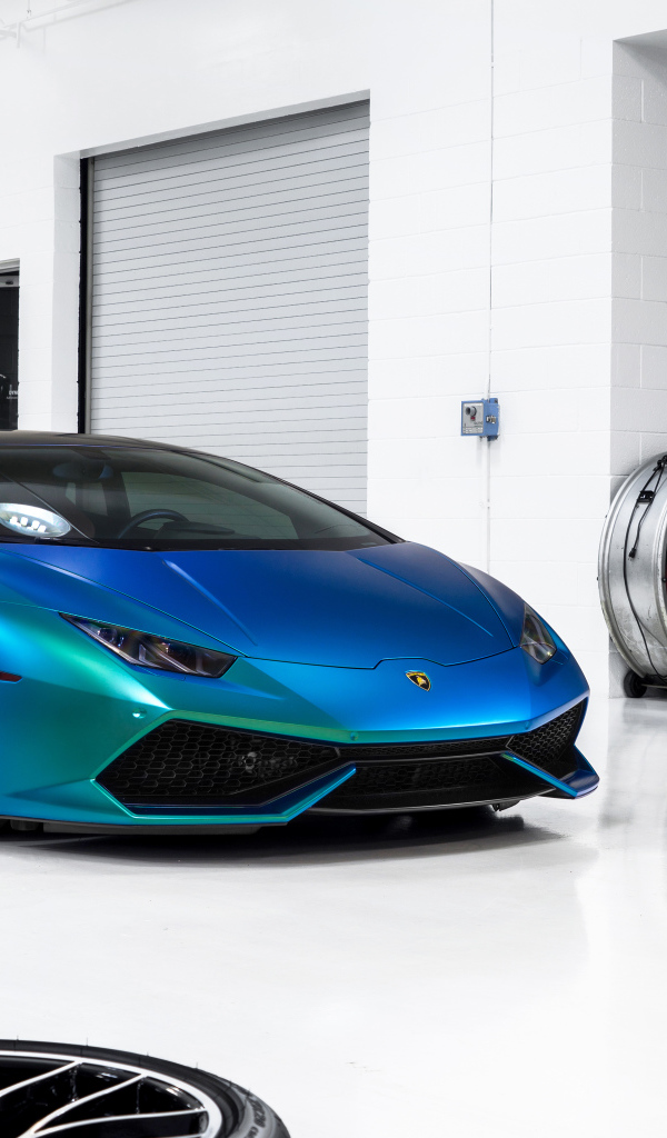 Синий автомобиль Lamborghini Huracan в гараже