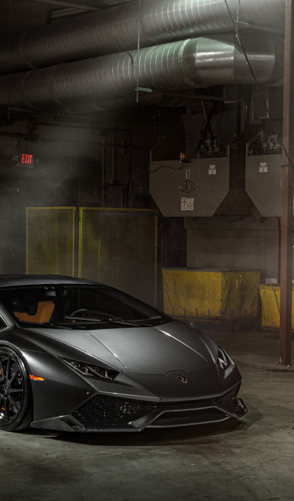 Быстрый серебристый автомобиль Lamborghini Huracan 