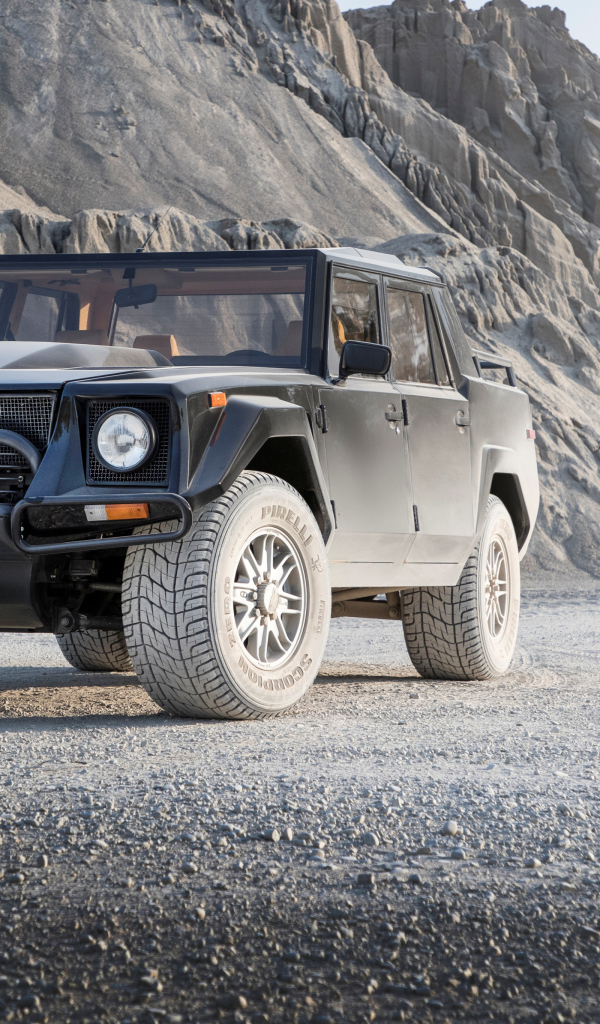Внедорожник  Lamborghini LM002 на фоне гор