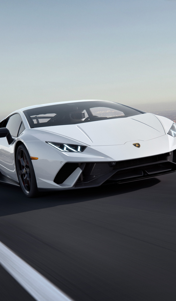 Белый спортивный автомобиль Lamborghini Huracan, 2018 на трассе
