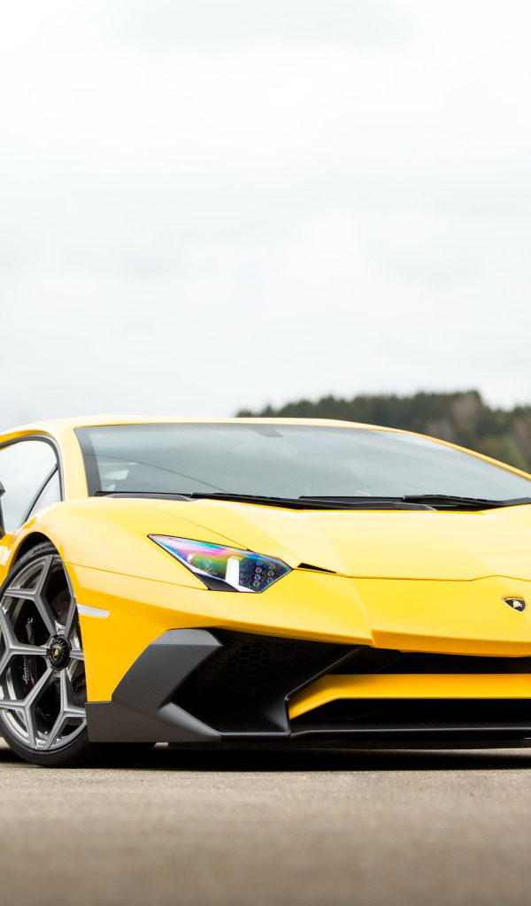 Желтый быстрый автомобиль Lamborghini Aventador Novitec Torado LP 750-4