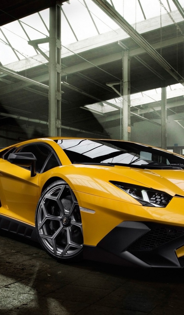 Желтый спортивный автомобиль Lamborghini Aventador 
