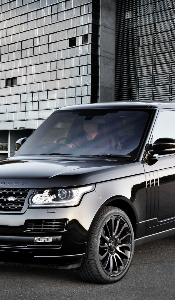 Красивый черный автомобиль Land Rover Vogue