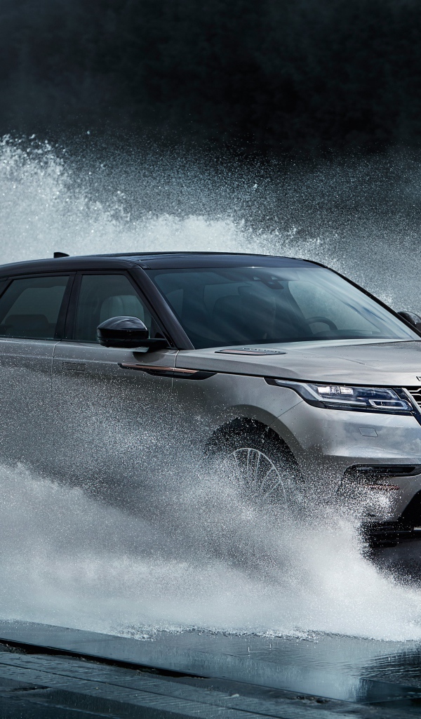 Серый автомобиль Range Rover Velar, 2017 проезжает по воде
