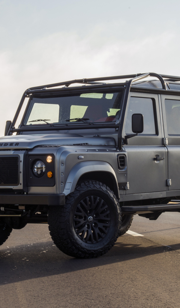 Серый автомобиль Land Rover East Coast Defender Urban Assault, 2017